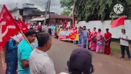 বিলোনিয়া: বিলোনীয়ার রাজপথে দাঁড়িয়েই ধর্মঘটের সমর্থনে সভা করল বামপন্থী গন সংগঠনের যুক্ত মঞ্চ