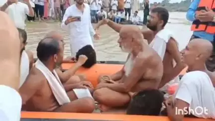 गुना: सिंध नदी में उफान, पैदल विहार कर रहे मुनिश्री सुधा सागर महाराज को झीला गांव में करना पड़ा इंतजार, SDERF पहुंची
