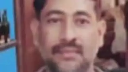 गोला: गोला में शराब की दुकान के मुनीब की सर्पदंश से मौत, सांप ने फ्रिज का स्विच बंद करते समय काटा, चूहा समझकर नहीं कराया इलाज