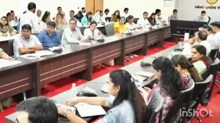 उज्जैन शहर: कलेक्टर रौशन कुमार सिंह ने प्रशासनिक संकुल भवन में समयावधि पत्रों की समीक्षा की