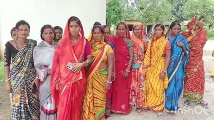 गावां: चिहुटिया में कुएं का पानी पीने से रोकने पर महिलाओं का विरोध, सीओ से कार्रवाई की मांग