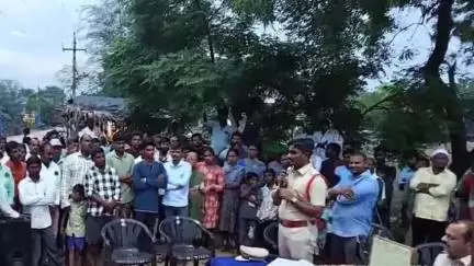 భూపాలపల్లి: నేరేడుపల్లి గ్రామంలో కార్డెన్ సెర్చ్ నిర్వహించిన పోలీసులు,  పాల్గొన్న డీఎస్పీ సంపత్ రావు