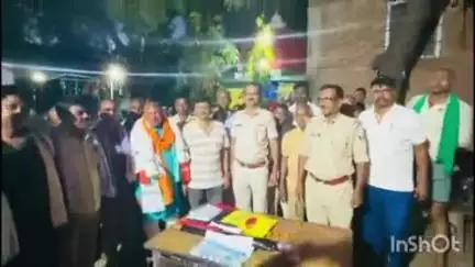बड़हरा: कृष्णागढ़ थाना में तैनात चौकीदार श्रीकांत के सेवानिवृत्त होने पर विदाई सह सम्मान समारोह का आयोजन किया गया