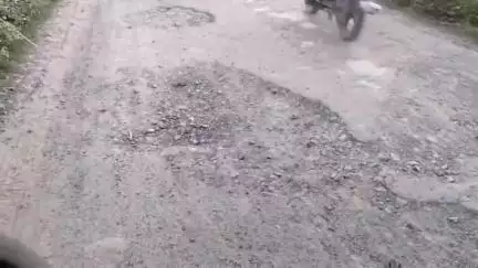 उन्नाव: उन्नाव के हिन्दूखेड़ा गांव की सड़क पिछले 3 वर्ष से खराब वहीं वाहन चालकों को आने-जाने में होती है परेशानी #jansamasya