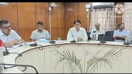 करौली: कलेक्ट्रेट में साप्ताहिक समीक्षा व समन्वय समिति की बैठक सम्पन्न, जिला कलेक्टर ने अधिकारियों को दिए निर्देश
