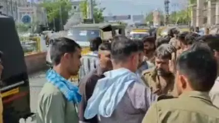 बाड़मेर: बाड़मेर में टैक्सी चालक के साथ हुई मारपीट के बाद टैक्सी यूनियन ने कोतवाली थाना के बाहर किया विरोध प्रदर्शन