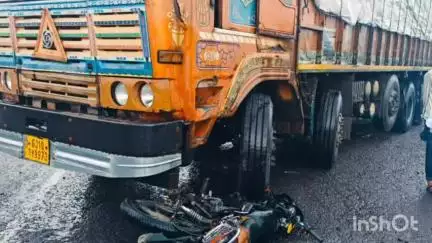 ખંભાળિયા: ખંભાળિયા પાયલ ચોકડી પાસે ખટારા અને બાઇક વચ્ચે અકસ્માત સર્જાયો; બે લોકો ઇજાગ્રસ્ત થયાં.