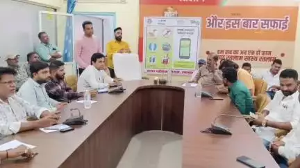 रतलाम नगर: धार्मिक स्थलों पर सफाई को लेकर प्रभारी स्वच्छता अधिकारी ने निगम सभागृह में ज़ोन व वार्ड प्रभारियों को दिए निर्देश