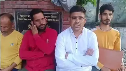 चम्बा: मजदूरों की पेमेंट्स मिलने पर धरने पर बैठे जिला परिषद सदस्य मनोज कुमार मनू और उनके सहयोगियों ने धरना रोका