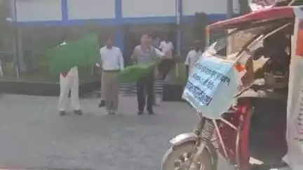 सुपौल: सुपौल समाहरणालय से जिला पदाधिकारी ने मतदाता जागरूकता रथ को हरी झंडी दिखाकर किया रवाना