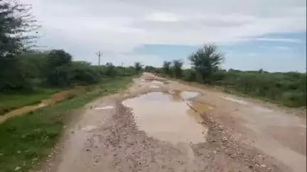 नैनवां: क्षतिग्रस्त रोड पर झींकरा डालकर पीडब्ल्यूडी ने आमजन को राहत देने का कार्य शुरू किया