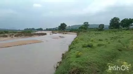गावां: छोटनर नदी किनारे रैयती जमीन के कटाव से किसान चिंतित, गार्ड वॉल बनाने की मांग