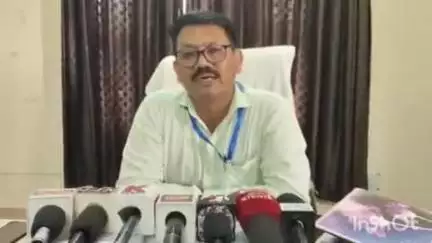 हल्द्वानी: हल्द्वानी के ब्लॉक ऑफिस में रिटर्निंग अधिकारी दिनेश रावत ने बताया, नामांकन पत्रों की हो रही है जांच
