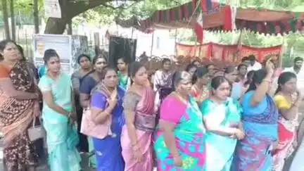திருவாரூர்: அரசு நியாய விலை கடை பணியாளர் சங்கம் சார்பில் 200க்கும் மேற்பட்ட பணியாளர்கள் மாவட்ட ஆட்சியர் அலுவலகம் முன்பு காத்திருப்பு போராட்டம்