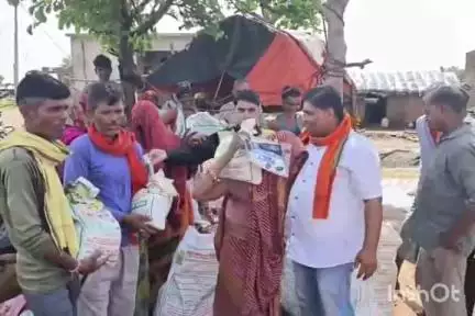 पोहरी: भाजपा मंडल अध्यक्ष आशुतोष जैमिनी ने उमरई में किसानों को 60 उड़द मिनिकिट वितरित किए