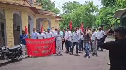 बसवा: बांदीकुई में रेलकर्मियों ने 12 किमी पेट्रोलिंग और सुरक्षा उपकरणों की मांग को लेकर किया प्रदर्शन, एडीईएन को सौंपा ज्ञापन
