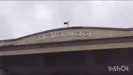 रायपुर: कांग्रेस भवन में बैठक से पहले बवाल, राष्ट्रीय अध्यक्ष खड़गे के सामने ही होने लगी धक्का-मुक्की
