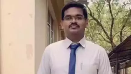 మార్కాపురం: చిన్నారి కట్ల గ్రామానికి చెందిన ఎల్ఐసి డెవలప్మెంట్ అధికారి వెంకటేష్ విద్యుత్ షాక్ తో మృతి