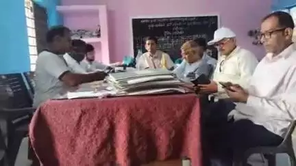 महुआ: महुआ के पहाड़पुर में मतदाता सूची पुनरीक्षण कार्य को लेकर सुपरवाइजर और बीएलओ की बैठक आयोजित, गणना प्रपत्रों की जांच