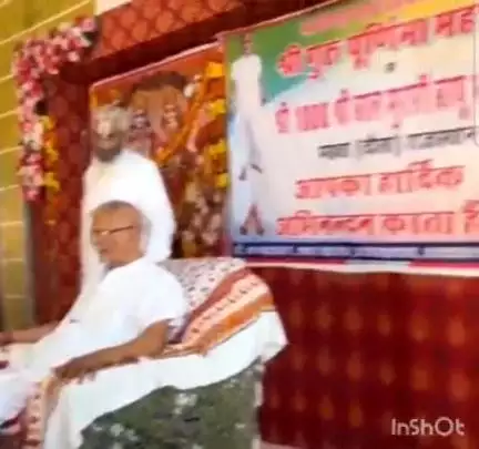 महवा: अग्रवाल धर्मशाला में पहुंचे बाल मुरारी बापू, विधायक ने की पूजा-अर्चना