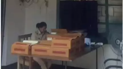 चौसा: कम्हरिया गांव के पास मुफस्सिल पुलिस ने पेड़ के नीचे रखी 117 लीटर शराब बरामद की