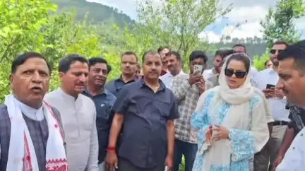 मंडी: सांसद मंडी कंगना और विधायक राकेश जंवाल ने सोमवार को बाढ़ प्रभावित क्षेत्रों का दौरा किया, प्रभावितों का बांटा दर्द
