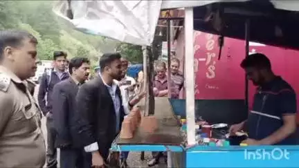 नैनीताल: बारा पत्थर से सरिताताल तक 20 अवैध दुकानें हटाई, एसडीएम नवाजिश खलीक ने चलाया अभियान