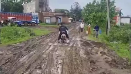 घंसौर: घंसौर से छीतापार जाने वाला मार्ग हुआ कीचड़ में तब्दील लोग हो रहे परेशान कलेक्टर से की शिकायत #jansamasya