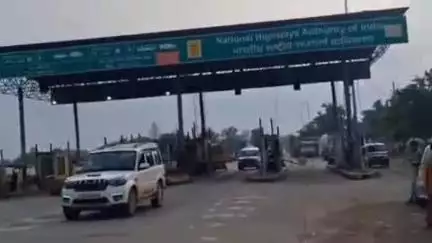 गोला: सोसोखुर्द टोल प्लाजा पर टोल शुल्क को लेकर एसीबी डीएसपी से मारपीट, माफी के बाद मामला सुलझा
