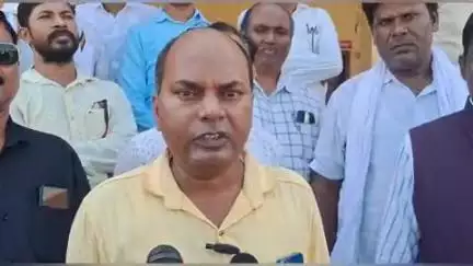 चंदौली: विद्यालयों के विलय के विरोध में एससी व एसटी बेसिक टीचर्स वेलफेयर एसोसिएशन ने कलेक्ट्रेट पर सौंपा ज्ञापन
