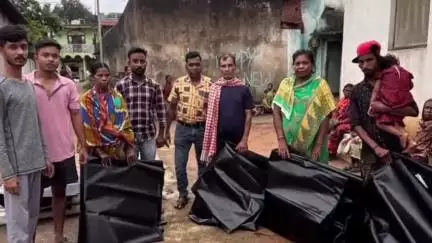 ଝାରସୁଗୁଡା: ଝାରସୁଗୁଡା ପୌରପରିଷଦର ୬ନମ୍ବର ୱାର୍ଡ ଏକାତାଳି ଠାରେ ଘର ଭାଙ୍ଗିଥିବା ଜନସାଧାରଣଙ୍କୁ ଜରି ଓ ତ୍ରିପାତ ଆଦି ସହଯୋଗ ପ୍ରଦାନ
