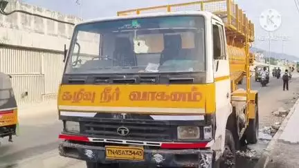 ஆம்பூர்: ராமு திரையரங்கம் அருகே கழிவறை சுத்தம் செய்யும் வாகனத்திலிருந்து வெளியேறிய கழிவுநீர் துர்நாற்றத்தால் வாகன ஓட்டிகள் அவதி