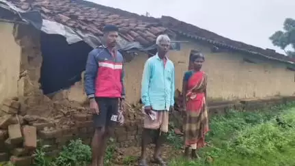 कैरो: कैरो के चाल्हो गांव में हाथी ने तोड़ा घर, दो बोरी चावल खाया; रिजवान अंसारी ने मुआवजे के लिए अंचलाधिकारी को सौंपा आवेदन