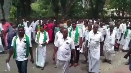 மேட்டூர்: மேட்டூர் அணையின் உபநீதி திட்டத்தில் விடுபட்ட ஏரிகளை இணைக்க கோரி மேட்டூர் கோட்டாட்சியர் அலுவலகம் முன்பு விவசாயிகள் கோரிக்கை