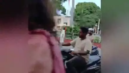 கோவை தெற்கு: திருமணம் செய்வதாக 9 மாத காலம் குடும்பம் நடத்தி ஏமாற்றிய காதலன்
ஆட்சியர் அலுவலகம் முன்பு சண்டையிட்டுக் கொண்ட காதல் ஜோடிகள்