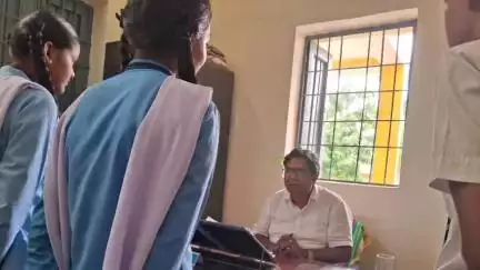 गुण्डरदेही: कांदूल शासकीय उच्चतर माध्यमिक विद्यालय में अपर कलेक्टर चंद्रकांत कौशिक ने शैक्षिक गतिविधियों की जानकारी ली