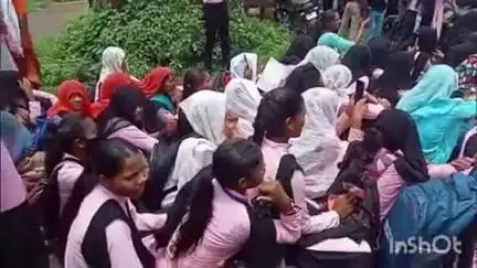 पुष्पराजगढ़: राजेंद्रग्राम में महाविद्यालय के छात्र-छात्राओं ने चक्का जाम कर किया विरोध प्रदर्शन