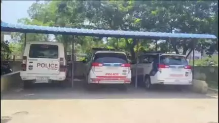 సత్తుపల్లి: పెనుబల్లి మండలం వియం బంజర గ్రామంలో కృష్ణవేణి అనే మహిళ ఇంట్లో గుర్తుతెలియని దుండగులు నగదు వెండి చోరీ