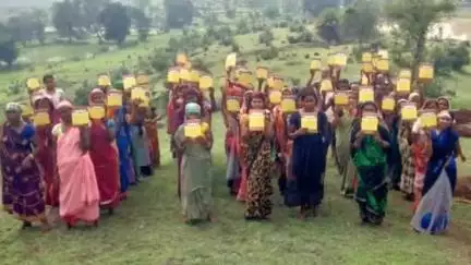 जांजगीर: जिले में रोजगार दिवस पर जल संरक्षण और मनरेगा एप की ग्रामीणों को दी गई जानकारी, 'एक पेड़ मां के नाम' के तहत किया पौधारोपण