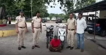 భిక్కనూర్: భిక్కనూరు మండలంలో ద్విచక్ర వాహనాలకు చోరీకి పాల్పడుతున్న వ్యక్తిని అరెస్టు చేసినట్లు తెలిపిన బిక్కనూరు ఎస్సై ఆంజనేయులు