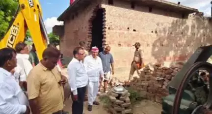 लालगंज: हरई इस्माइलपुर में चकमार्ग की भूमि पर किए गए अवैध अतिक्रमण पर प्रशासन ने चलाया बुलडोजर