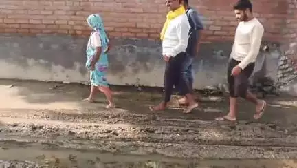 तिर्वा: हसेरन ब्लॉक के आदमपुर गांव में जलभराव व गंदगी से नाराज लोगों ने किया प्रदर्शन,जताई नाराजगी #jansamasya