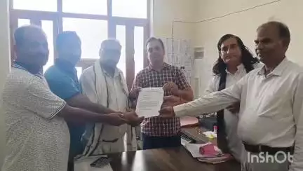 महवा: महुआ मंडावर में ब्राह्मण समाज के लोगों ने मुख्यमंत्री के नाम ज्ञापन सौंपा, विप्र कल्याण बोर्ड के गठन की मांग की