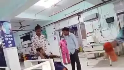 गुमला: सदर अस्पताल गेट के पास पुलिस जवान ने स्कूली छात्रा को बाइक से मारी टक्कर, सदर अस्पताल में इलाज जारी
