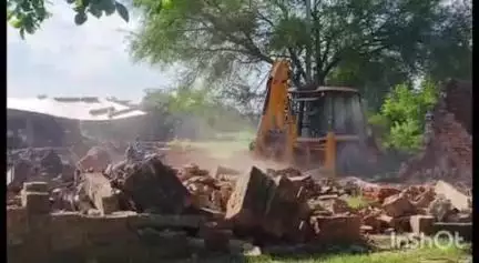 प्रतापगढ़: संसारीपुर गांव में अवैध गौशाला और पाठशाला को बुलडोजर से ध्वस्त किया गया