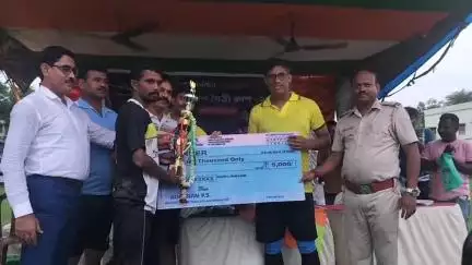 আউশগ্রাম ১: গুসকরা কলেজ মাঠে পুলিশের উদ্যোগে আয়োজিত মৈত্রী কাপের চ্যাম্পিয়ন হল গুসকরা আমরা সবুজ, হাজির DSP D&T ও পুরপ্রধান