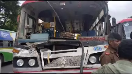 ಮೈಸೂರು: ಬಂಡಿಪಾಳ್ಯದ ಬಳಿ ಕಸದ ಲಾರಿ ಓವರ್ ಟೆಕ್ ಮಾಡುವ ಬರದಲ್ಲಿ ಕೆ ಎಸ್ ಆರ್ ಟಿ ಸಿ ಬಸ್ ಡಿಕ್ಕಿ ಸುಮಾರು 6 ಜನರಿಗೆ ಗಂಭೀರ ಗಾಯ