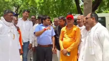 मुहम्मदाबाद: दहेन्दू गांव में 30 साल बाद गरीब किसान को मिला इंसाफ, एसडीएम संजय यादव की सख्ती से मिली ज़मीन