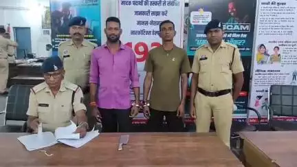 चांपा: चांपा पुलिस ने बेलदार पारा से धारदार हथियार रखकर लोगों को भयभीत करने और गाली-गलौज करने वाले 2 आरोपियों को किया गिरफ्तार