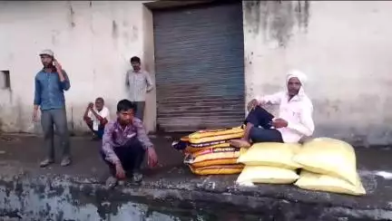 सिंगरौली: जिले में खाद की पर्याप्त उपलब्धता, ज़िला कलेक्टर चन्द्र शेखर शुक्ला ने कहा- अफवाहों से रहें दूर